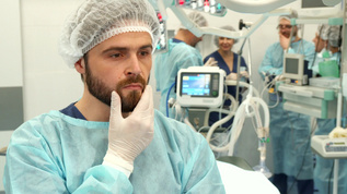外科外科医生摸他的胡子视频素材