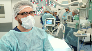外科医生在手术中点头视频素材