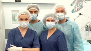 2名外科医生和2名护士在手术室摆姿势视频素材