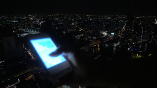 在夜间城市背景的手机上打短信的女孩视频素材