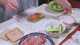 面包片加蔬菜制作健康三明治轻食视频素材