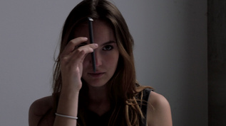 年轻女人拿着笔放在脸前视频素材