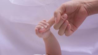 婴儿宝宝拉着妈妈的手视频素材