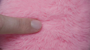 粉红色毛皮上的指尖滑动视频素材