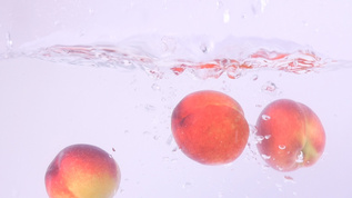落入水中的新鲜桃子视频素材