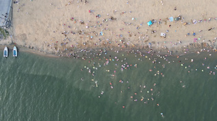 航拍夏季河中游泳的人群视频素材