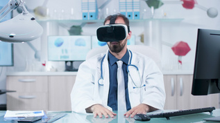 医生使用虚拟现实眼镜学习人脑知识视频素材