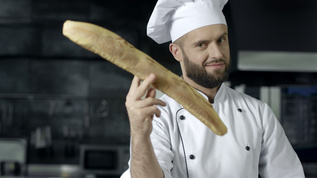 厨师在房和法国面包一起取乐视频素材