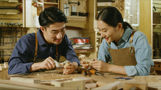 4k两个做木刻的工匠正在交流升格视频视频素材