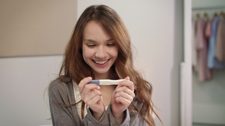 接受阳性怀孕测试的快乐妇女视频素材