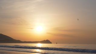 4k青岛石老人清晨的海边日出和沙滩视频素材