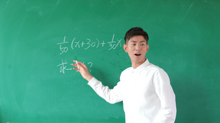 4k数学老师在黑板前讲解数学题视频素材