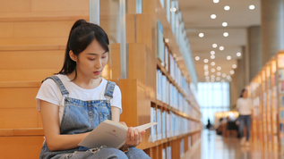 女孩在图书馆看书学习视频素材