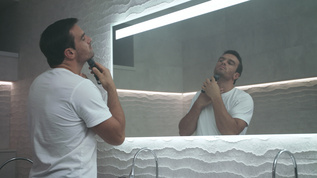 性感男人洗澡时刮胡子视频素材