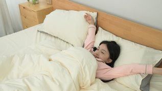 小女孩在床上睡醒伸懒腰mp4格式视频下载_正版视频编号4701356-摄图网