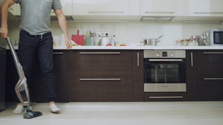 现代厨房用真空机清洁地板视频素材