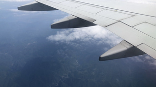 乘客视角拍摄飞机窗外的白云视频素材