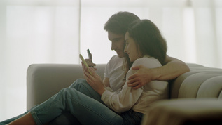 特写幸福夫妻在家看手机视频素材