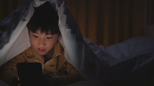 夜晚被窝里玩手机的小男孩mp4格式视频下载_正版视频编号168545-摄图网