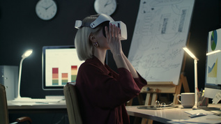 现代商业妇女在夜间办公室戴虚拟现实眼镜视频素材