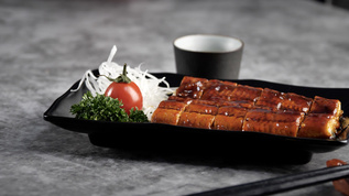 烤鳗鱼日式小吃移镜视频素材