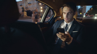 沮丧的职业男性在汽车里通过电话收到负面信息视频素材