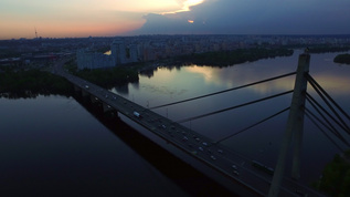 夜城河上吊桥视频素材