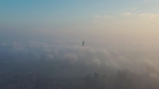 航拍穿过平流雾的城市高楼和雾中城市视频素材