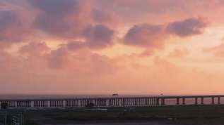 航拍青岛胶州湾大桥的火焰夕阳海平面mp4格式视频下载_正版视频编号4443853-摄图网