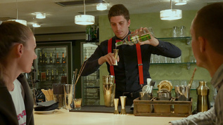 意大利阿尔塔巴迪亚酒吧柜台的酒保为情侣准备鸡尾酒视频素材