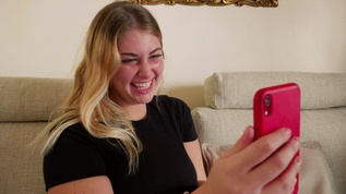 微笑的金发女人进行视频通话，意大利视频素材