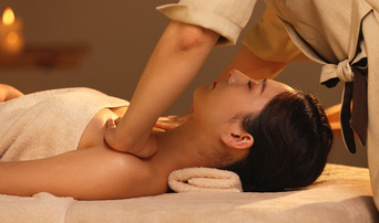 4k女性享受精油按摩