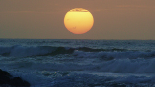 海浪和橙色的太阳视频素材