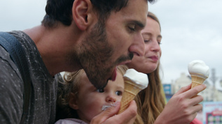 一家人吃冰淇淋视频素材