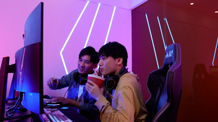 青年男性打电脑游戏吃泡面视频素材