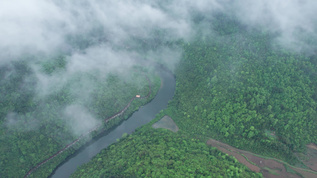 4K自然山峰河流烟雾缭绕航拍视频视频素材
