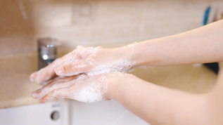 4k女性居家洗手消毒视频素材