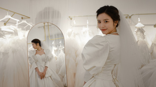 在镜子前试穿婚纱的甜美新娘视频素材