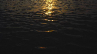 夕阳下的金色海面视频素材