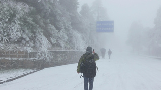 江西庐山景区雾凇景观和欣赏的人群视频素材