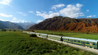 新疆天山草原旅游景区绿皮火车开过4K航拍视频素材