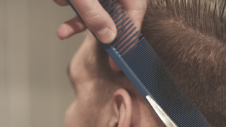 理发师为男性顾客修理头发特写视频素材