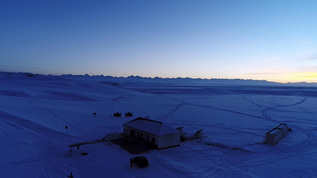 大雪皑皑的草原小房子视频素材