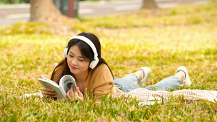 女性户外阅读视频素材