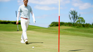 年轻男性靠近球洞打高尔夫视频素材
