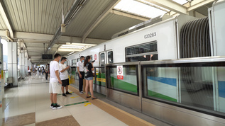 重庆轻轨到站乘客上车视频素材