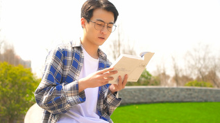 男性青年阅读看书视频素材