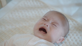 4k宝宝饿了在婴儿床上哭闹视频素材