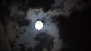4K实拍月亮在云里穿梭视频素材