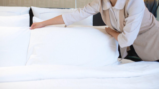 4k酒店客房服务整理枕头视频素材